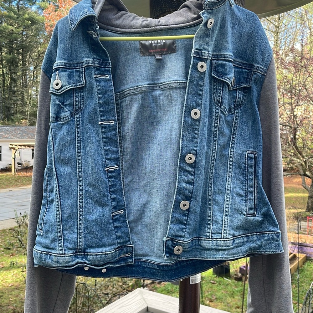 Trucker jacket with fleece sleeves - medium wash denim